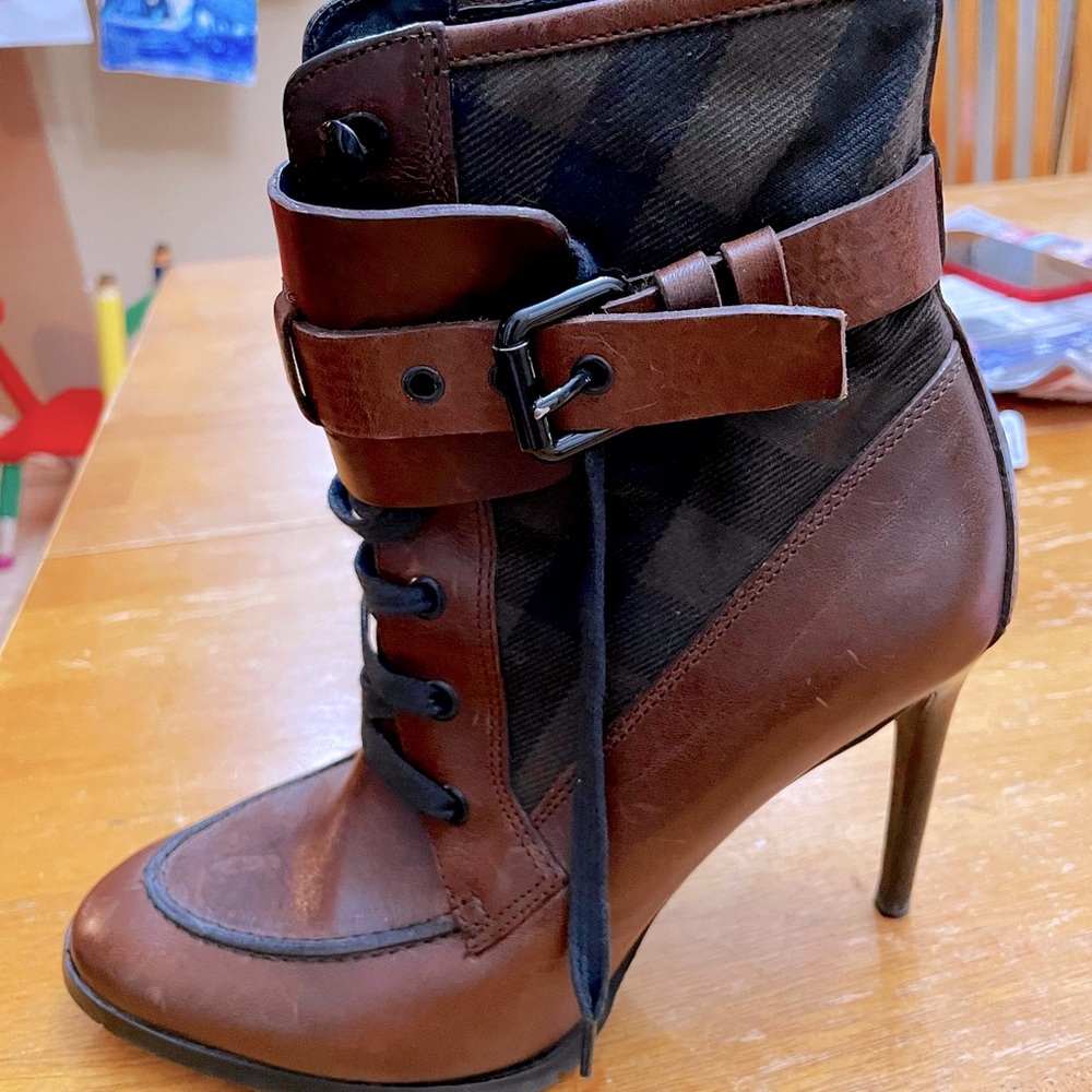 Burberry leather laced up boots pointed toe size 38.5